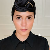 Foulard-turban noir intemporel