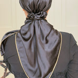 Foulard-turban noir intemporel